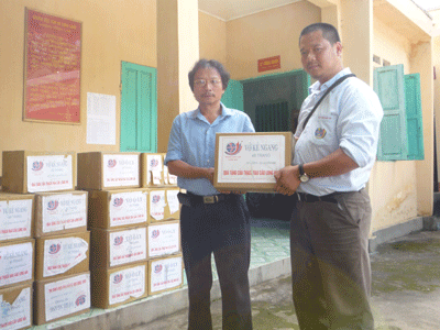 Tặng 90.000 cuốn vở cho học sinh nghèo các tỉnh miền núi phía Bắc